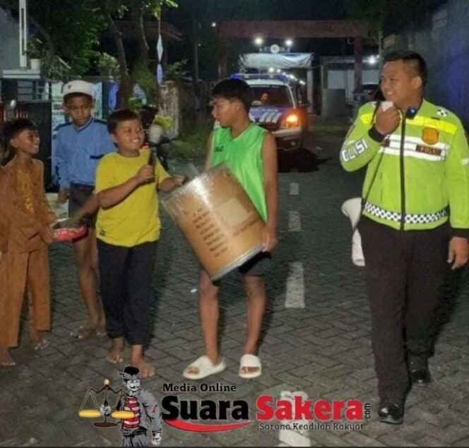 
					Cegah Tawuran dan Pencurian, Polres Pasuruan Dampingi Remaja Bangunkan Sahur