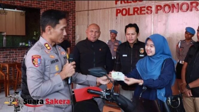 
					Kapolres Ponorogo Kembalikan Motor Korban Curanmor Yang Pelakunya Adalah Sepasang Kekasih