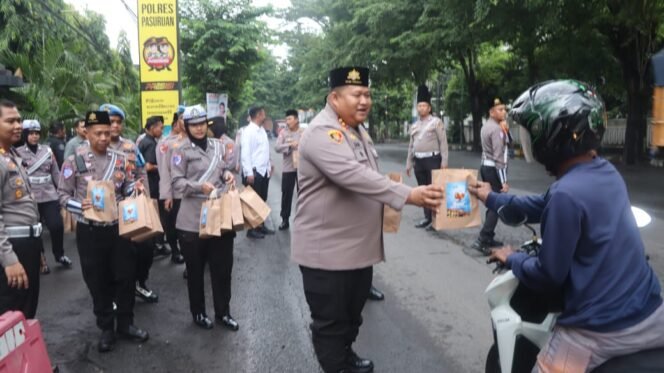 
					Polres Pasuruan Bagikan 100 Paket Takjil kepada Pengendara