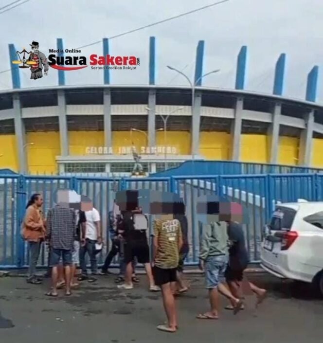 
					Viral..! Diduga Beberapa Oknum Debt Collector Dikeroyok Massa di Depan Stadion Gelora Joko Samudro Gresik 