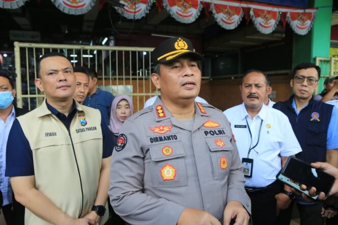 
					Tim Satgas Pangan Polda Jatim Sidak Pasar Wonokromo,Temukan Kecurangan Volume Minyak Goreng