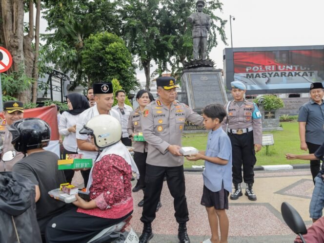 
					Berkah Ramadan Kapolrestabes Surabaya Bagikan 300 Paket Takjil