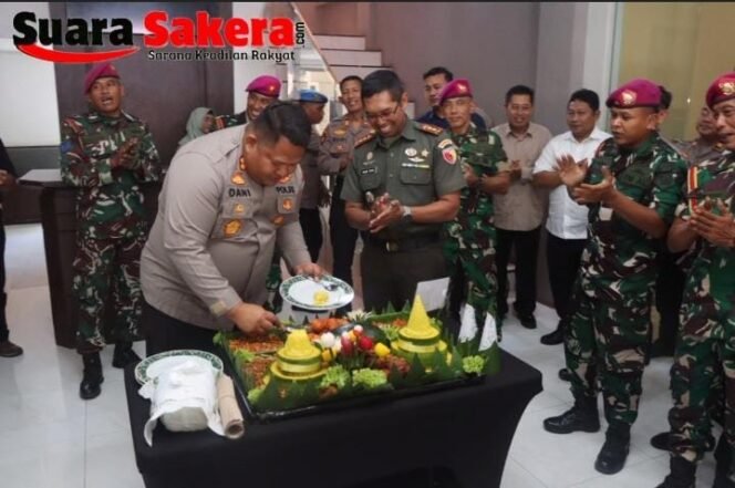 
					Hadiah HUT Bhayangkara ke-79, TNI Berikan Kejutan Tumpeng Kepada Kapolres Pasuruan